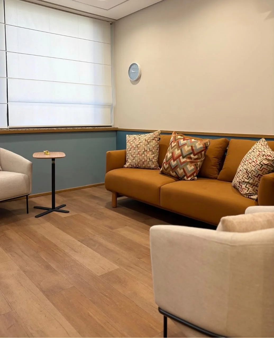 Sala de atendimento do consultório com poltronas e sofá
